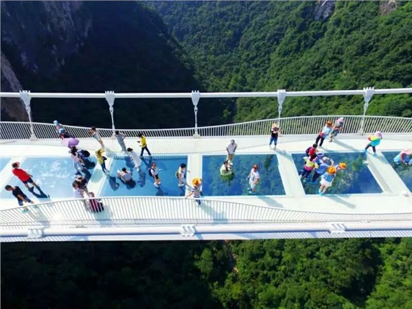 C玻璃橋、天門仙山、夯吾苗寨、鳳凰古城“神秘湘西之旅” 品質(zhì)純玩2晚3日游
