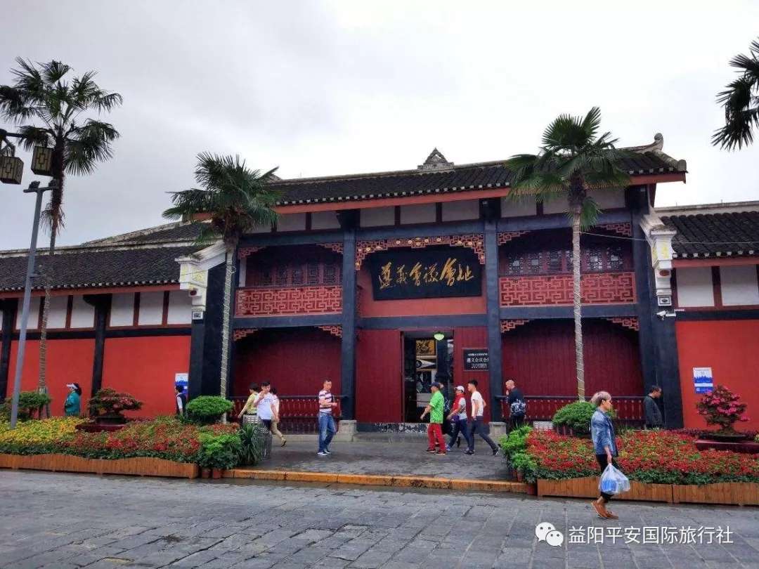 貴州黃果樹(shù)大瀑布、梵凈山、西江千戶苗寨、荔波大小七孔、鎮(zhèn)遠(yuǎn)古城遵義會(huì)議會(huì)址、息烽集中營(yíng)汽車(chē)七日游