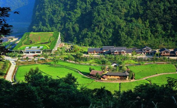 　　D4線：黃龍洞、袁家界、天子山、金鞭溪、夯吾苗寨、鳳凰古城“養(yǎng)心潤肺”之旅品質(zhì)純玩3晚4日游