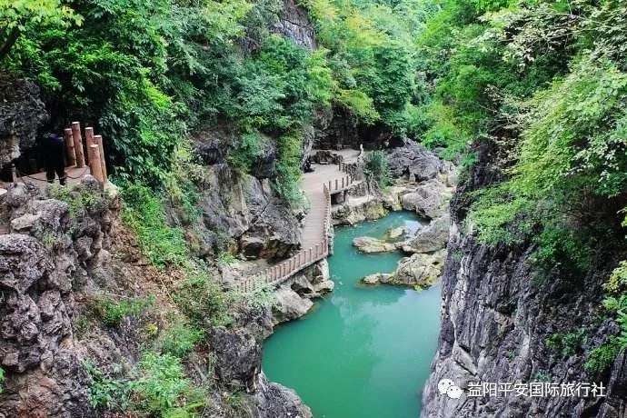 貴州黃果樹(shù)大瀑布、梵凈山、西江千戶苗寨、荔波大小七孔、鎮(zhèn)遠(yuǎn)古城遵義會(huì)議會(huì)址、息烽集中營(yíng)汽車(chē)七日游